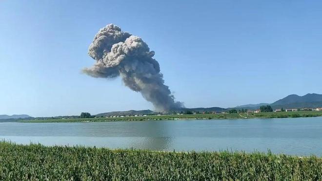 九游体育-湖南一花炮厂爆炸员工称跑水沟趴下被石块砸头当地曾发高温季烟花爆竹安全生